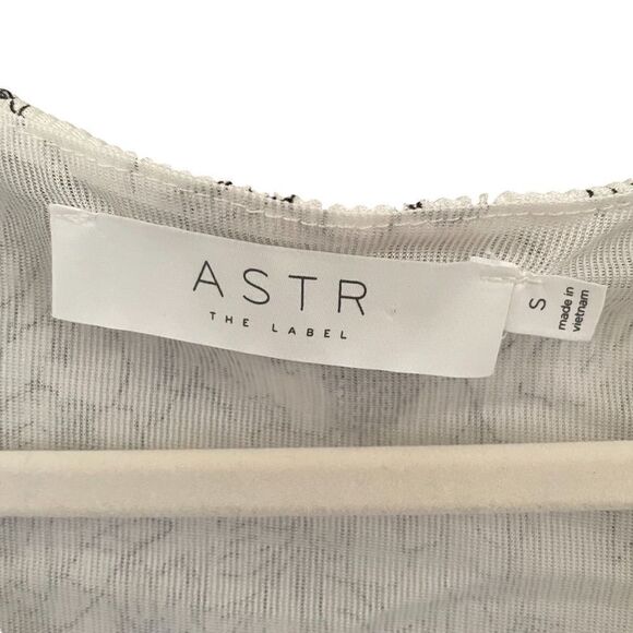 ASTR ~ Ivory with Black Floral Print ~
Surplice Long Sleeve Top ~ Size Small - Picture 5 of 9